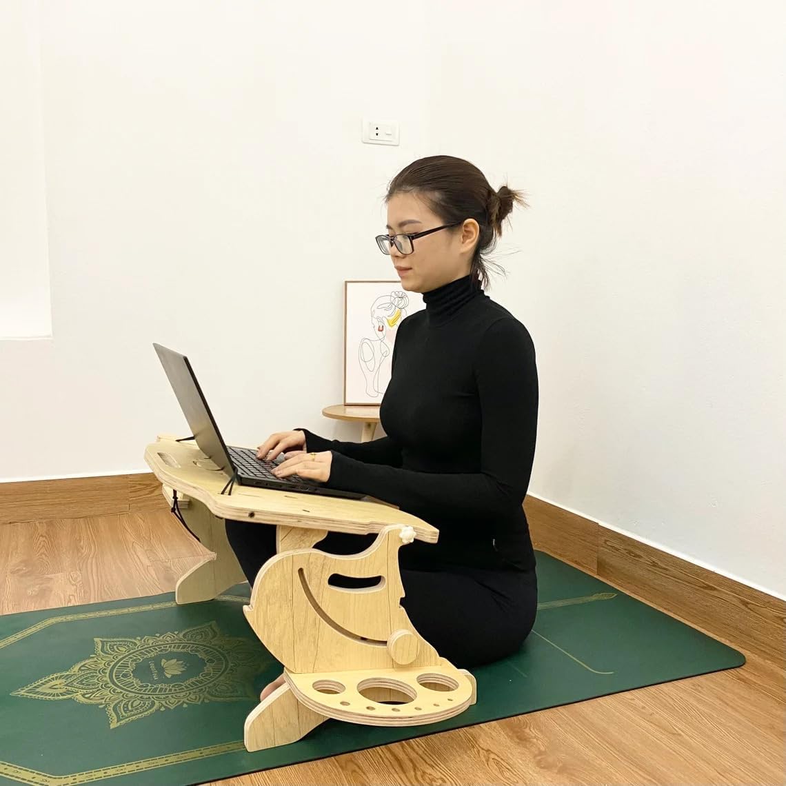Laptop Desk Designed for Lying Down Sitting Posture, Helping to Relax The Neck & Back, Various Positions: Sitting Lying On Bed, Sofa, Floor