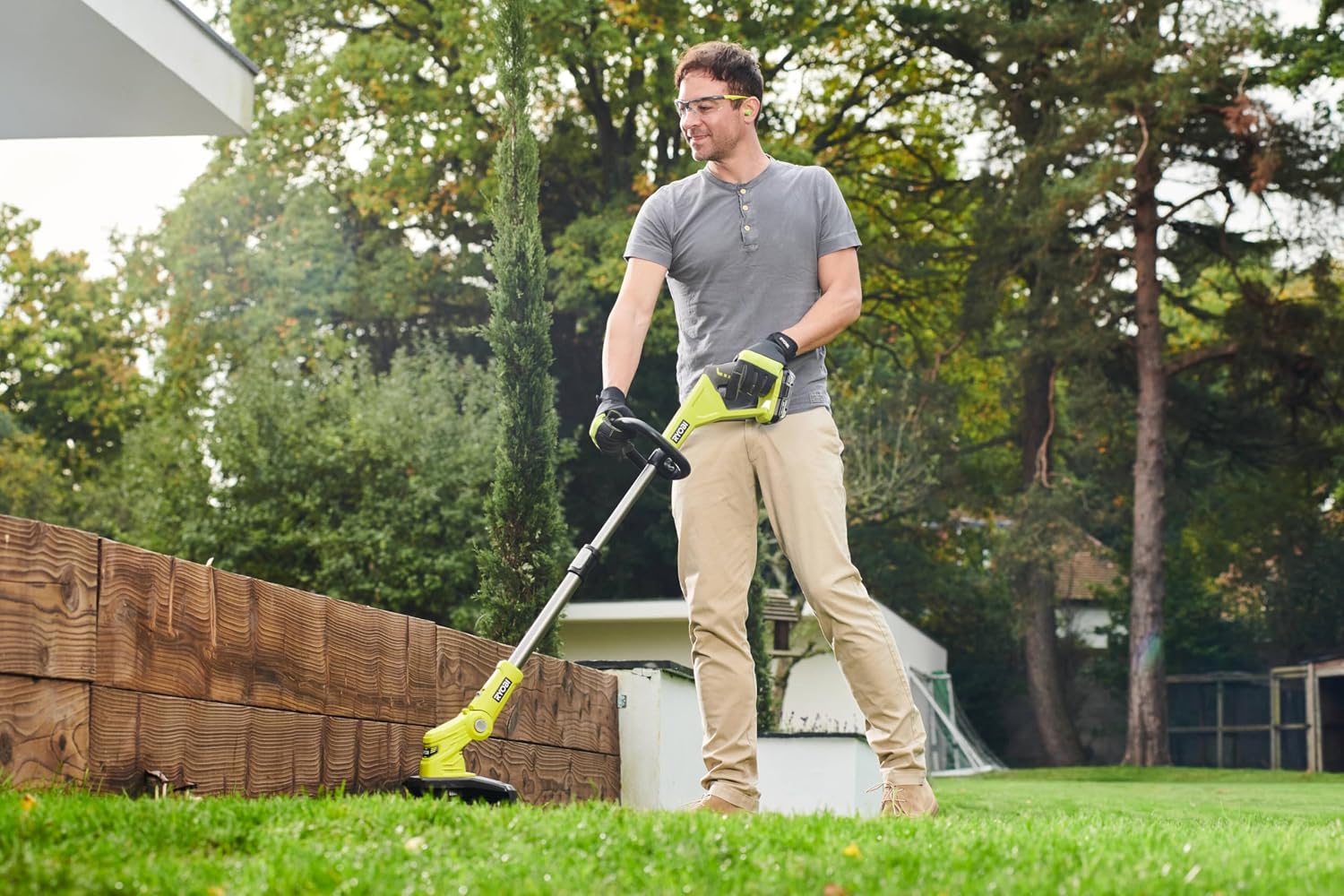 RYOBI One+ RY18LMC30A-120 18V Cordless Lawn Mower/Edger – Width 30 cm, 1 x 2.0Ah Battery + Charger, Battery Life 10 min, 30L Container, Ideal for Small Gardens